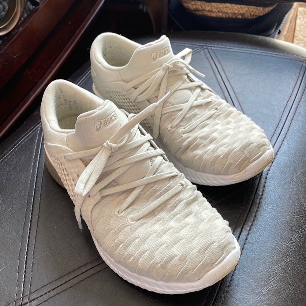 Great used condition asic gel kenu cream size 9